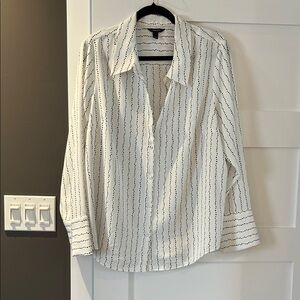 RW&CO. White Button-Up Blouse with Black Dotted Stripes